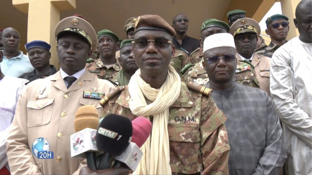  LE COLONEL SADIO CAMARA S’ADRESSANT AUX TROUPES CHARGÉES DE LA SÉCURITÉ DU CHANTIER DU CAMP MILITAIRE DE BOUGOUNI :